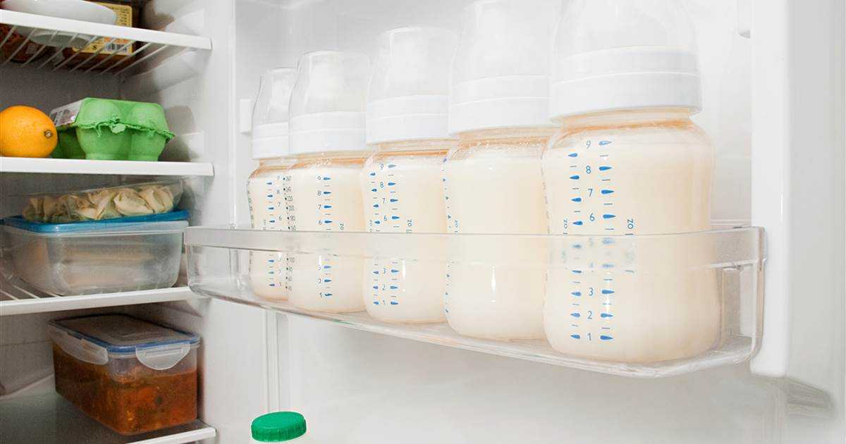 Сколько при комнатной температуре хранится грудное молоко: каков срок хранения сцеженного продукта без холодильника, в чем хранить, где можно, какой период времени?