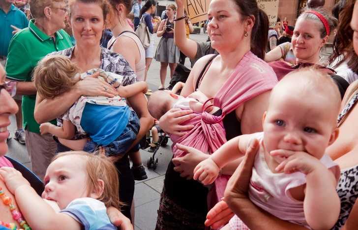 «овуляшка села в кафе, вывалила грудь и стала испражняться из неё в рот младенцу»: нормально ли кормить грудью в общественных местах?