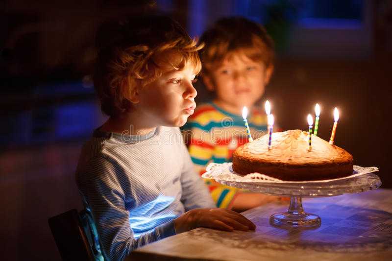 Сколько свечей на торте взрослых. почему мы задуваем свечи на торте в день рождения. свечи на торте