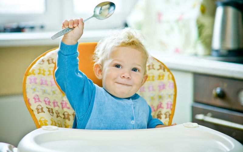 Когда и как научить ребенка кушать ложкой самостоятельно?
