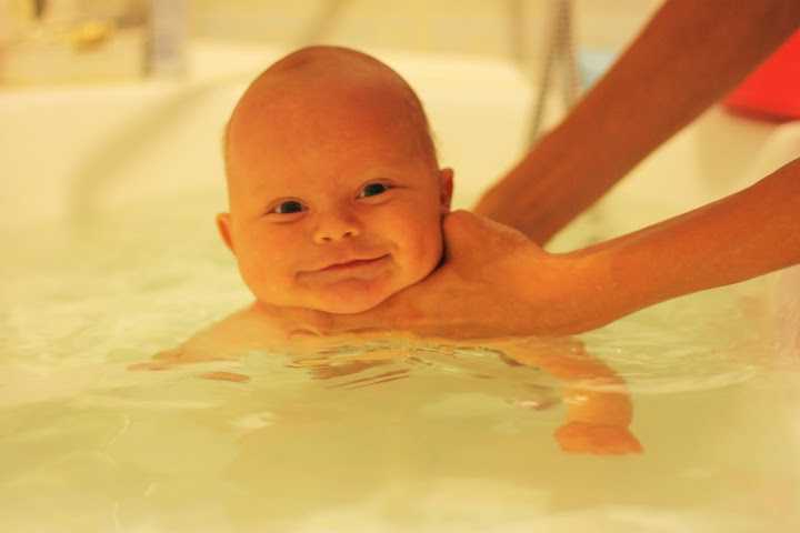 Купание в большой ванной. Купание младенца. Грудничковое плавание в ванне. Плавание грудничка в ванной. Позы для купания новорожденных.