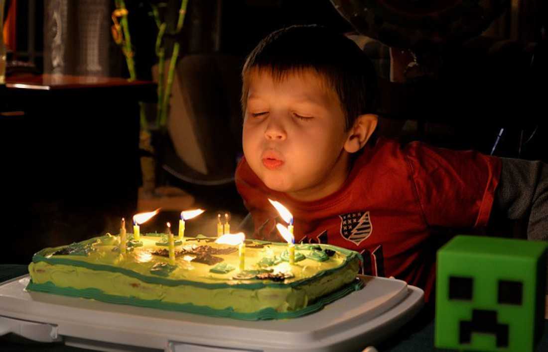Задувать свечи на торте опасно для здоровья - суть событий