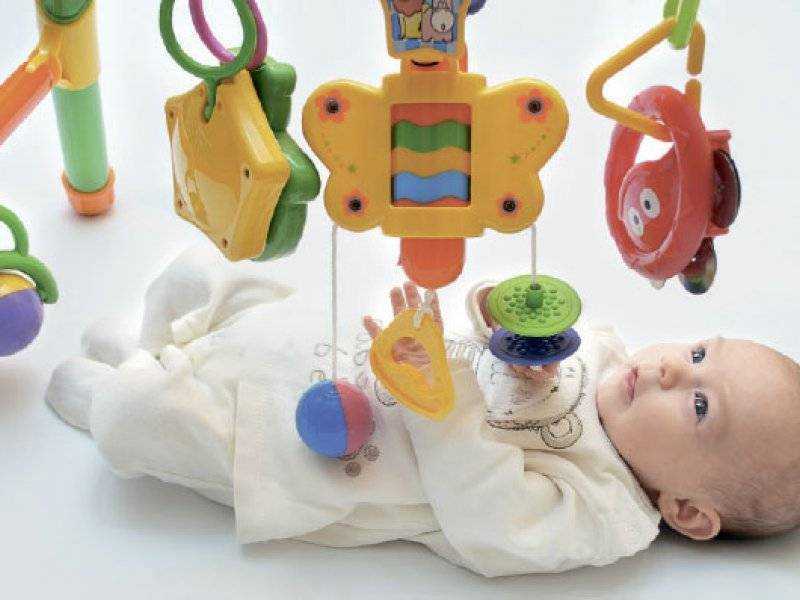 Какая должна быть первая игрушка малыша, и как ее выбрать