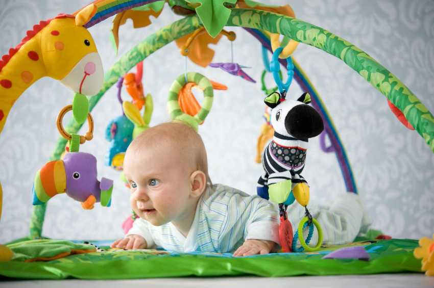 Как развивать ребенка в 5 месяцев: игры, игрушки, развивающие занятия