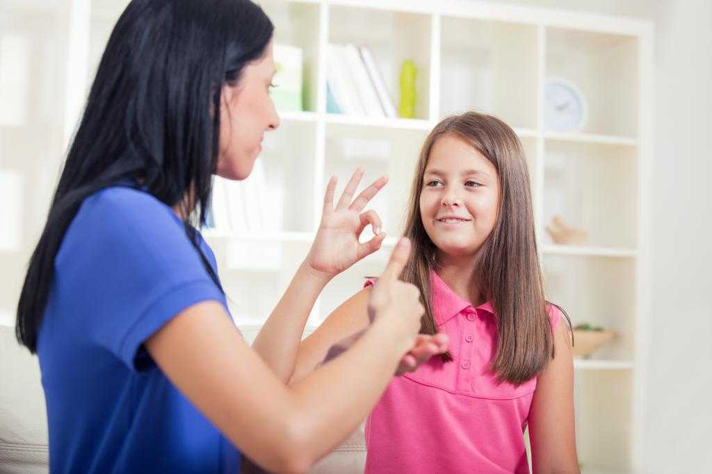 «это уважение». почему глухим детям важно, чтобы с ними говорили на жестовом языке. новости общества