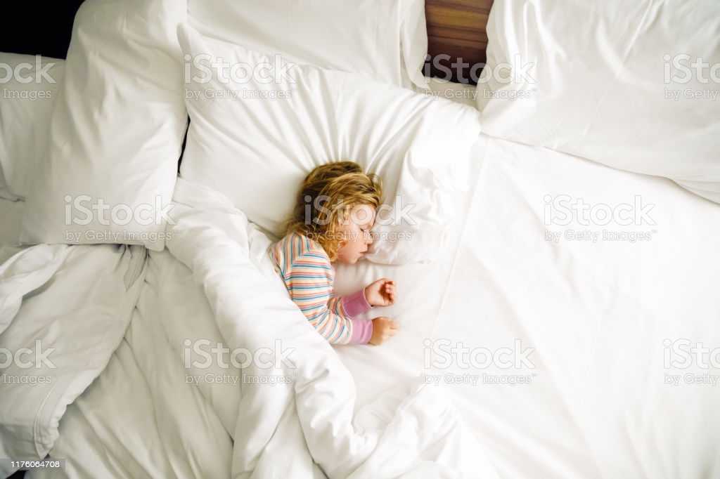 Почему детям нельзя спать с родителями? все за и против совместного сна