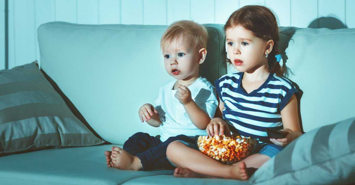 Позволять ли ребенку есть перед телевизором? - mama.ua