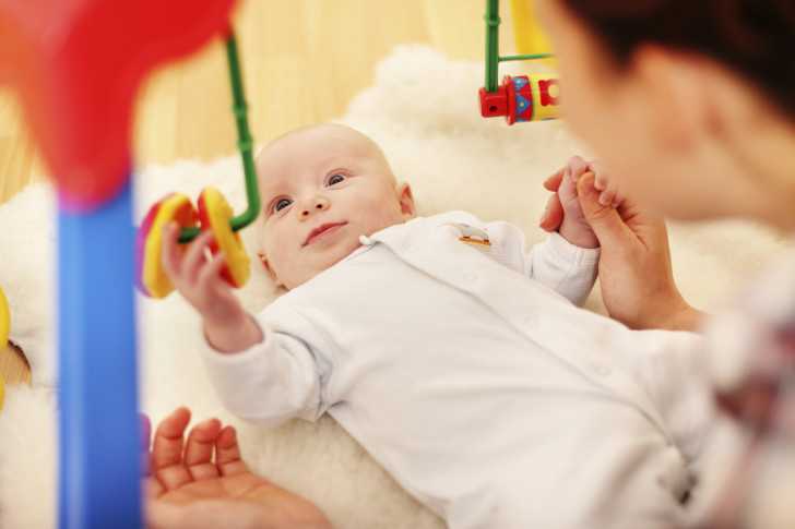 Агу-уроки или во что играть с грудничком. занятия с новорожденным