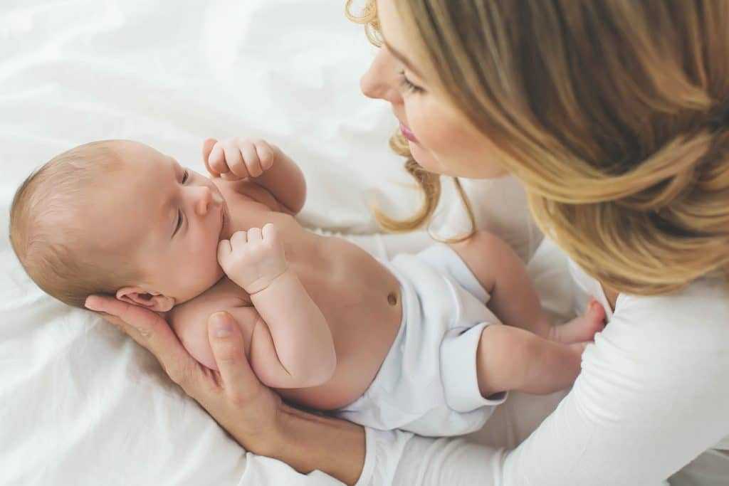 Как ухаживать за новорожденным младенцем: девочкой и мальчиком