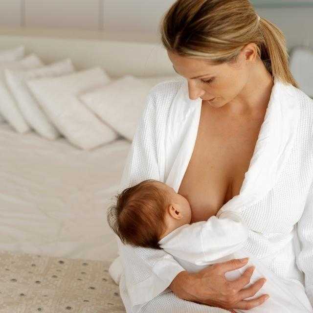 Кормление новорожденного грудным молоком: позы и сложности гв