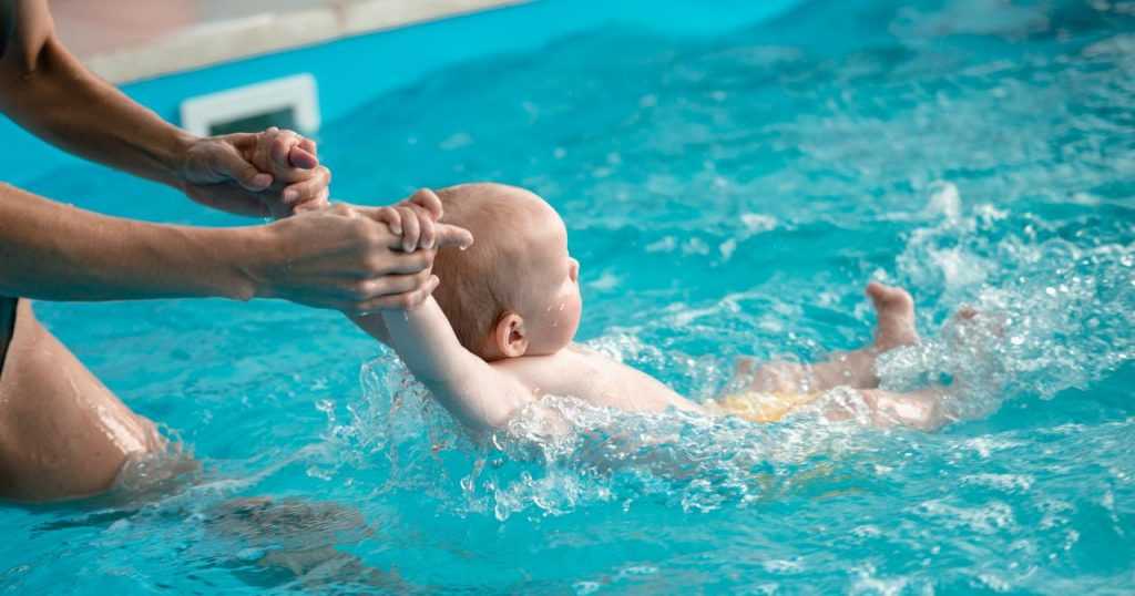 Какая польза и вред купания грудничков в бассейне, какие есть упражнения и обустроить домашний водоем?
