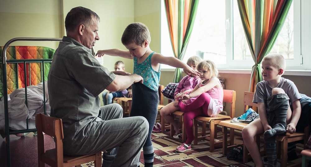 Вести детского сада. Мужчина воспитатель в детском саду. Детский сад для мужчин. Мужчина с воспитательницей детского сада. Воспитатель в детском доме.