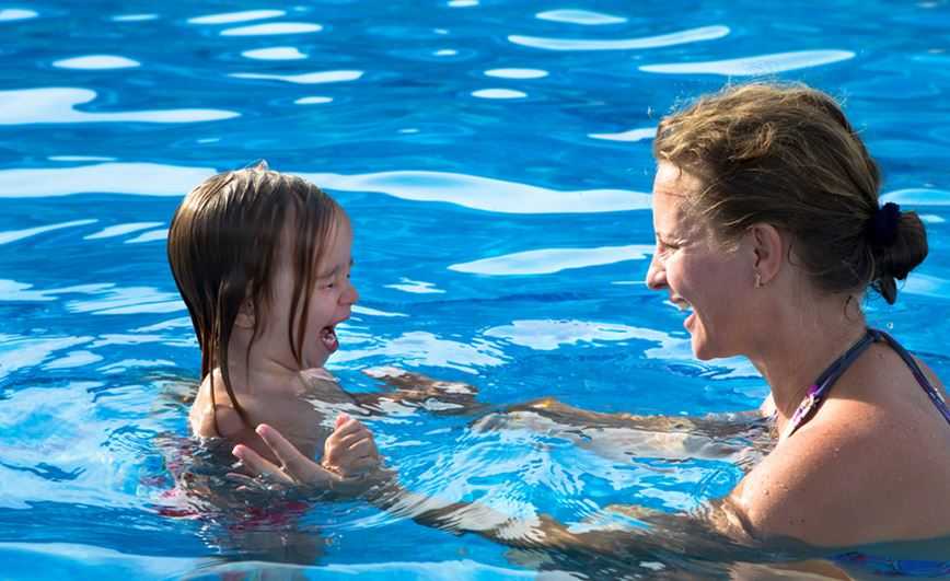 Почему ребенок боится купаться и что делать родителям