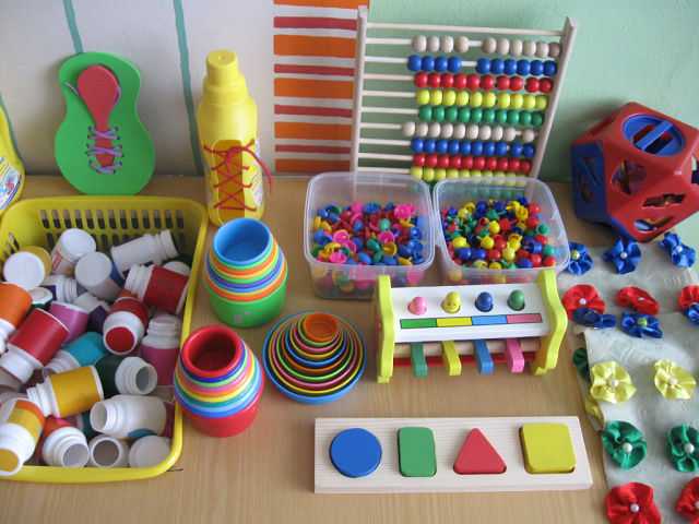 Развивающие игрушки для детей до года: как выбрать правильные