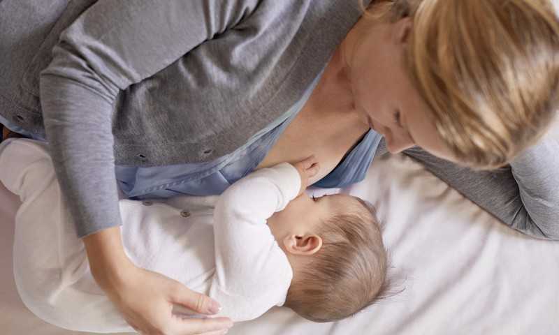 Позы для кормления новорожденного: 8 правильных вариантов лёжа, сидя, маленькой грудью