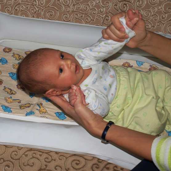 1 месяц ребенку развитие и режим: как выглядит грудничок, первые дни новорожденного