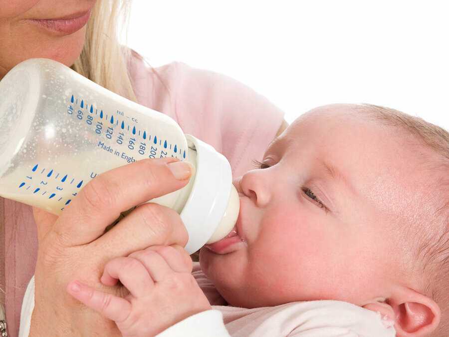 Как правильно кормить новорожденного смесью из бутылочки: практические советы
