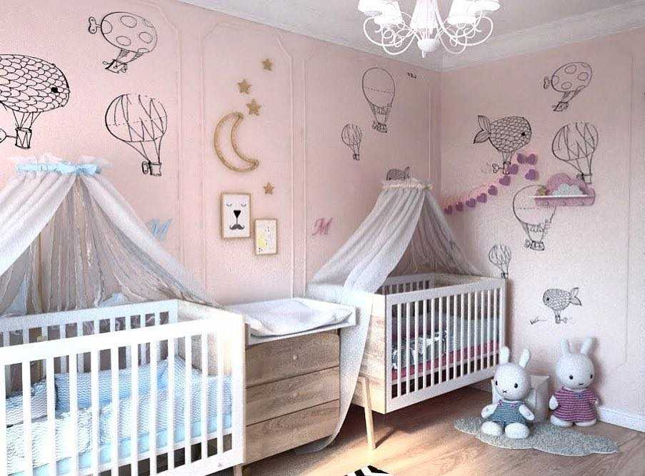 Интерьер детской комнаты для новорожденного: кроватка с ковриком и стул с креслом.