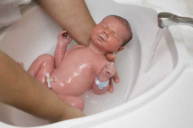 Правильное купание новорожденного