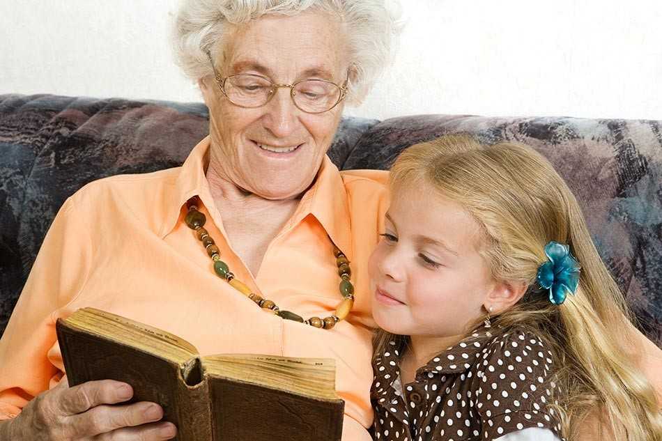 Бабушка и внучка. Бабушка обнимает внука. Бабуля с внучкой. Внучка обнимает бабушку.