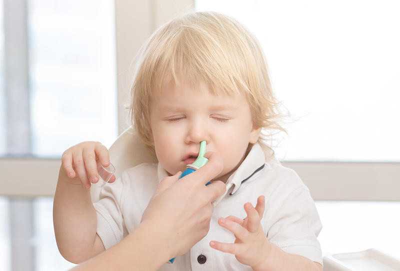 Как правильно лечить насморк у ребенка?