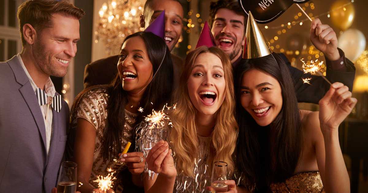 Как провести новый год дома 2020 весело и интересно с семьей и друзьями: идеи и советы
