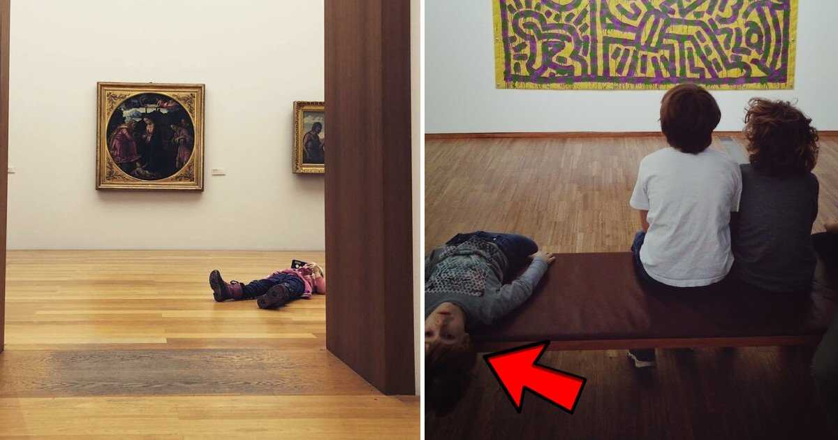 Скук в дверь. Ребенок скучает в музее. Любопытные дети в музее. Уставшие дети в музее.