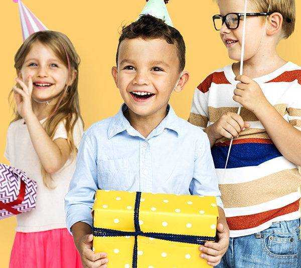 Что подарить детям на день рождения - топ интересных и полезных идей. что подарить ребенку на день рождения: лучшие идеи для выбора оригинального подарка для детей различных возрастов (фото и видео). подарки детям