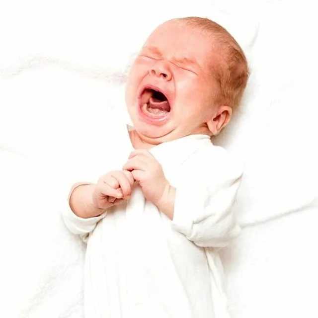 Новорожденный ребенок плачет. почему?