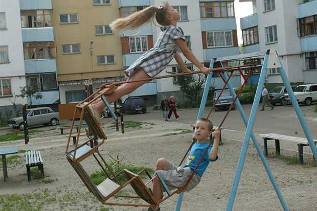 Взрослые забавы: чем опасны игры на детских площадках | статьи | известия