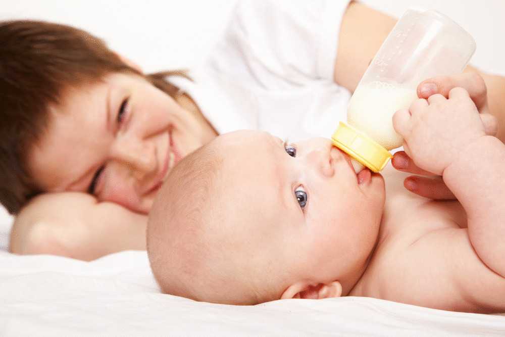 Как правильно прикладывают ребенка к груди: основные позы для кормления и критерии контроля правильного захвата соска