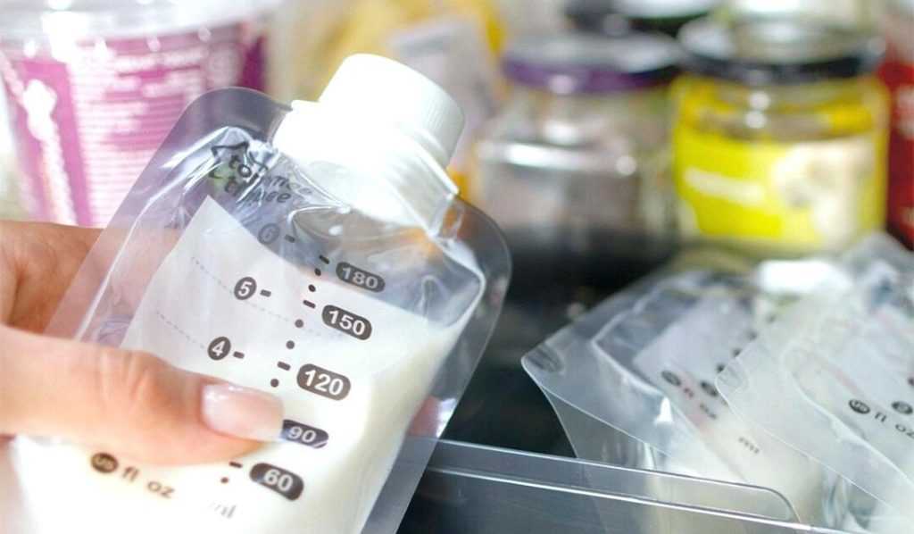 В какой таре и сколько часов хранится грудное молоко при комнатной температуре?