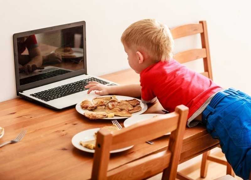 Можно ли грудным детям смотреть телевизор: реальный вред и мифы