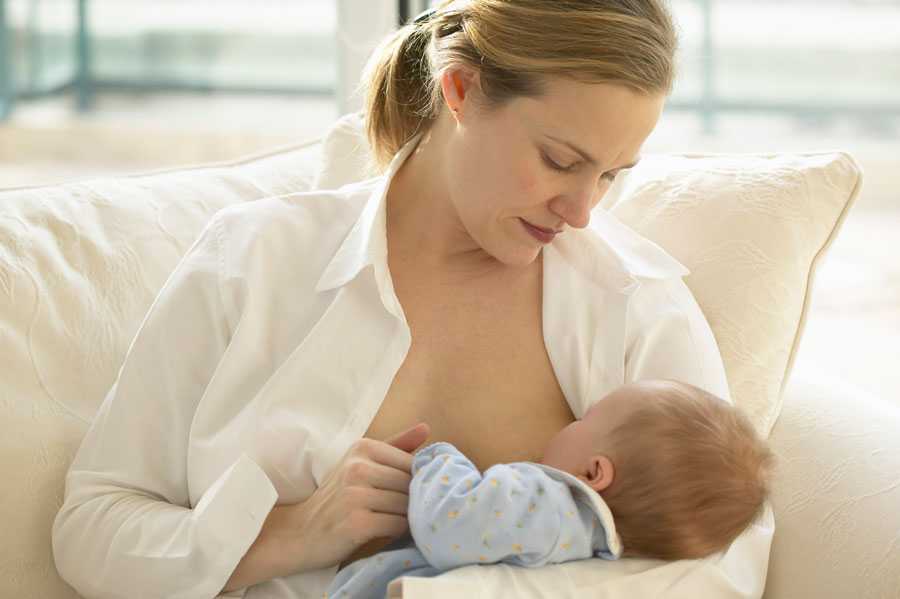 Раннее прикладывание к груди в течение первого часа после рождения.