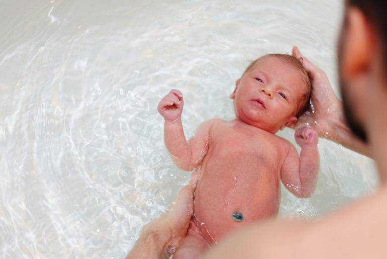 Секреты ухода за новорожденным: как купать младенца дома в первый раз