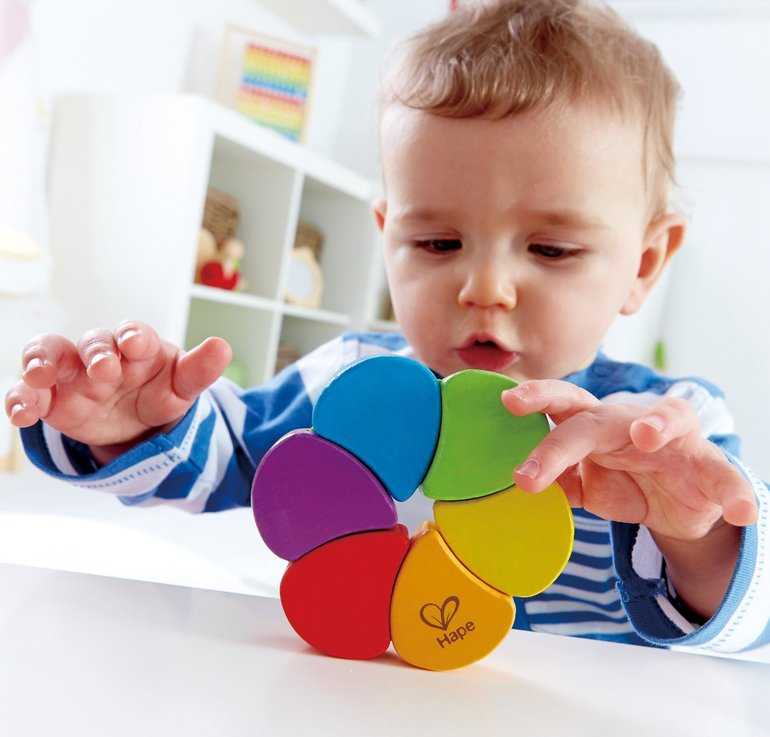 Учим цвета с ребёнком в игровой форме: развивающие игры, стишки, песенки, мультики, упражнения. как учить цвета радуги по порядку детям? в каком возрасте ребенок начинает различать и должен знать цвета?