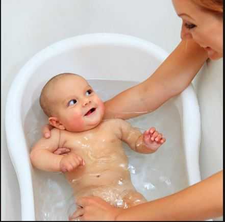 Когда и как правильно купать новорожденного ребенка после роддома | mustela