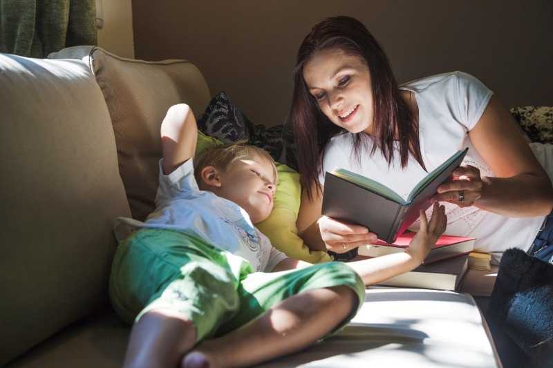 Нужно ли читать сказки на ночь детям: преимущества