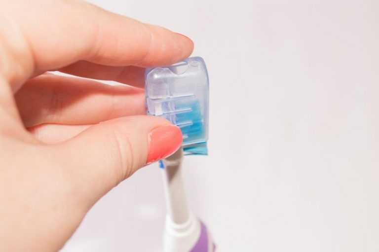 Электрическая зубная щетка для детей - можно ли и как выбрать