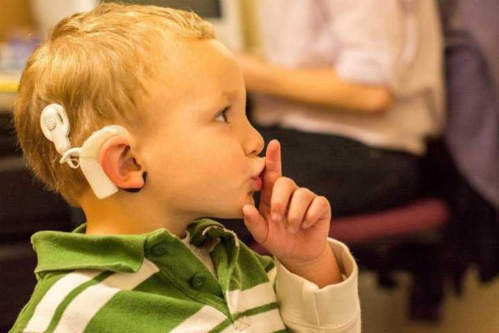 Ребенок слышит, но не понимает речь: почему и что делать