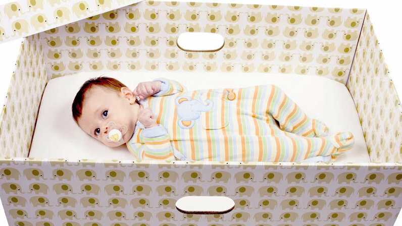 Дети в финляндии спят коробках. даже сейчас, в xxi веке, финские младенцы спят в коробках! и вот почему…. согласились ли бы вы положить своего новорождённого малыша в картонную коробку? в некоторых странах так поступают все