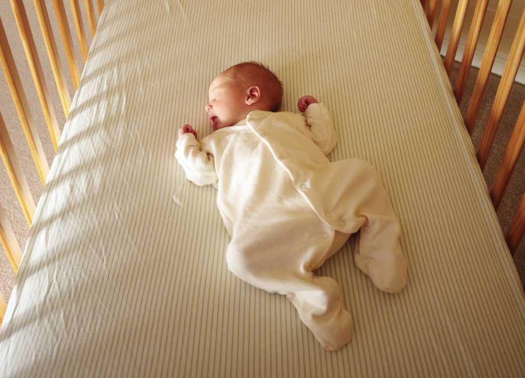 Выкладывание на живот новорожденного: когда и как