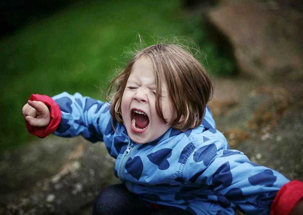 8 эффективных способов справиться с детскими истериками - parents.ru