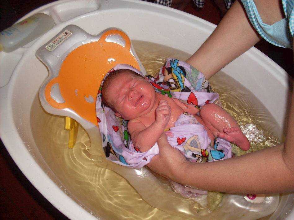 Узнайте, как купать новорожденного ребенка в первый раз дома? видео