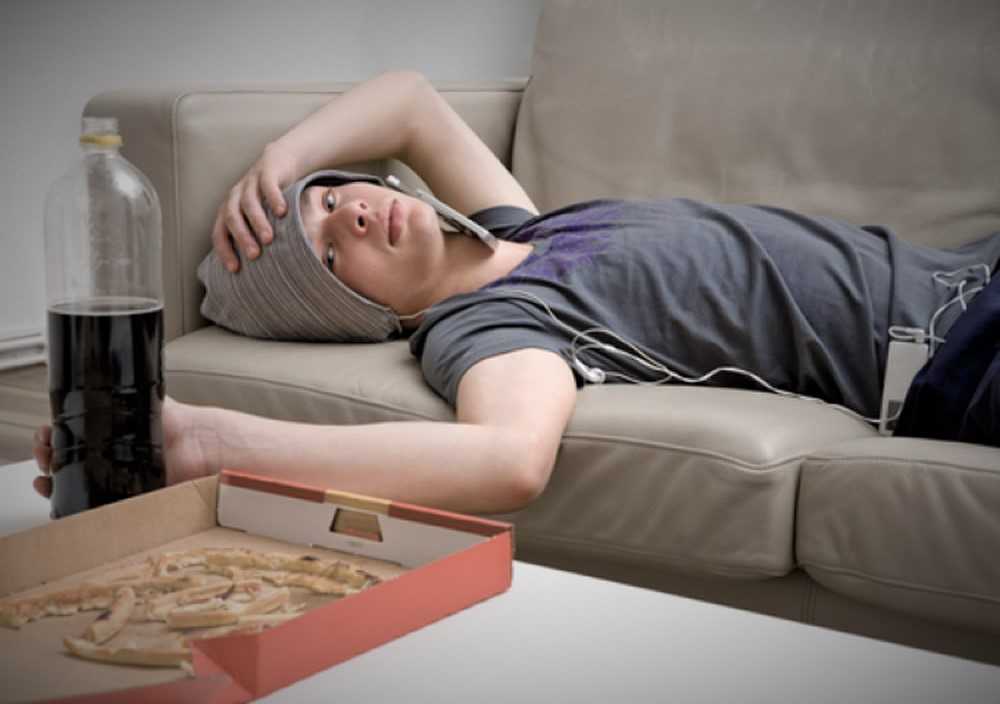 Подросток не учится и лежит на диване. но это не значит, что вы должны кормить его с ложки