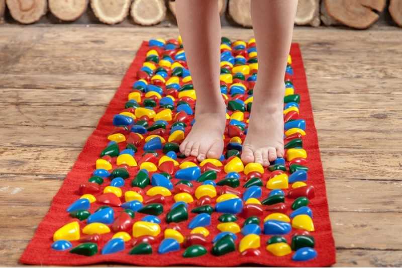 Массажный коврик для детей своими руками (45 фото): ортопедические модели для массажа детских стоп с пуговицами