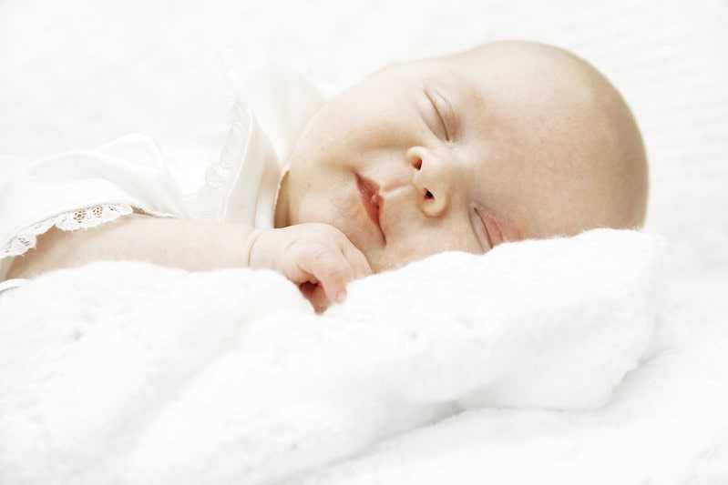 Ребенок перепутал день с ночью: что делать, если новорожденный не спит по ночам