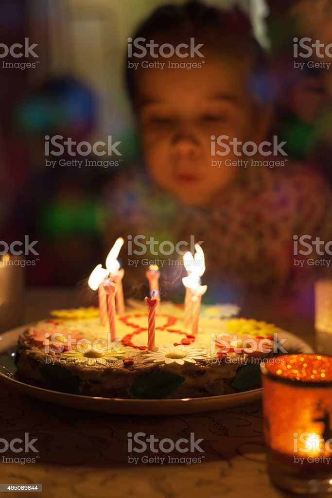 Почему задувать свечи на торте опасно для здоровья