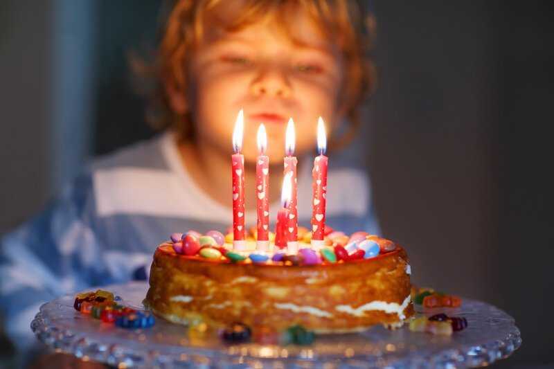 Задувать свечи на торте опасно для здоровья