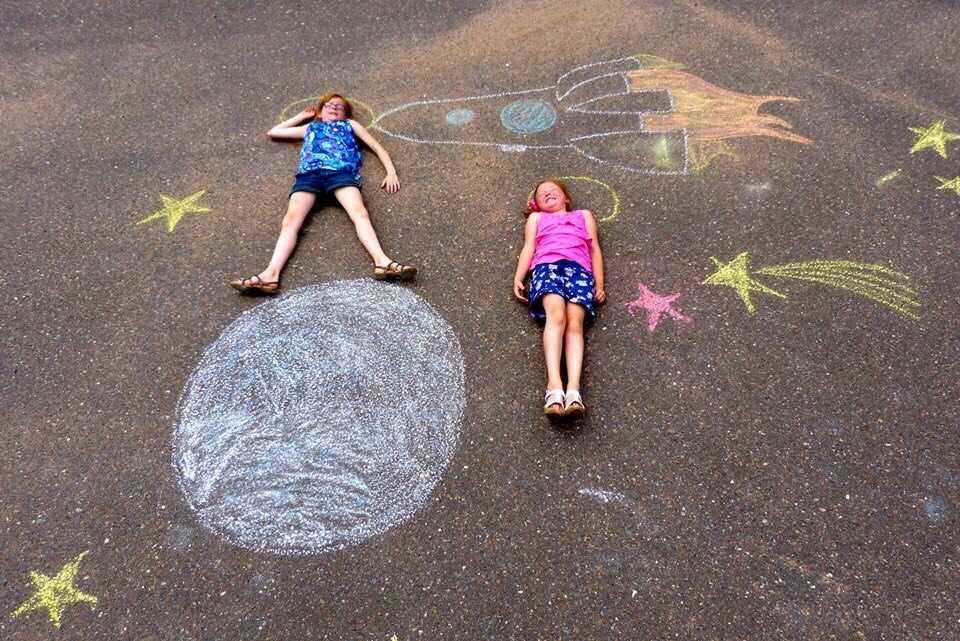 Нам запретили рисовать мелом на детской площадке.